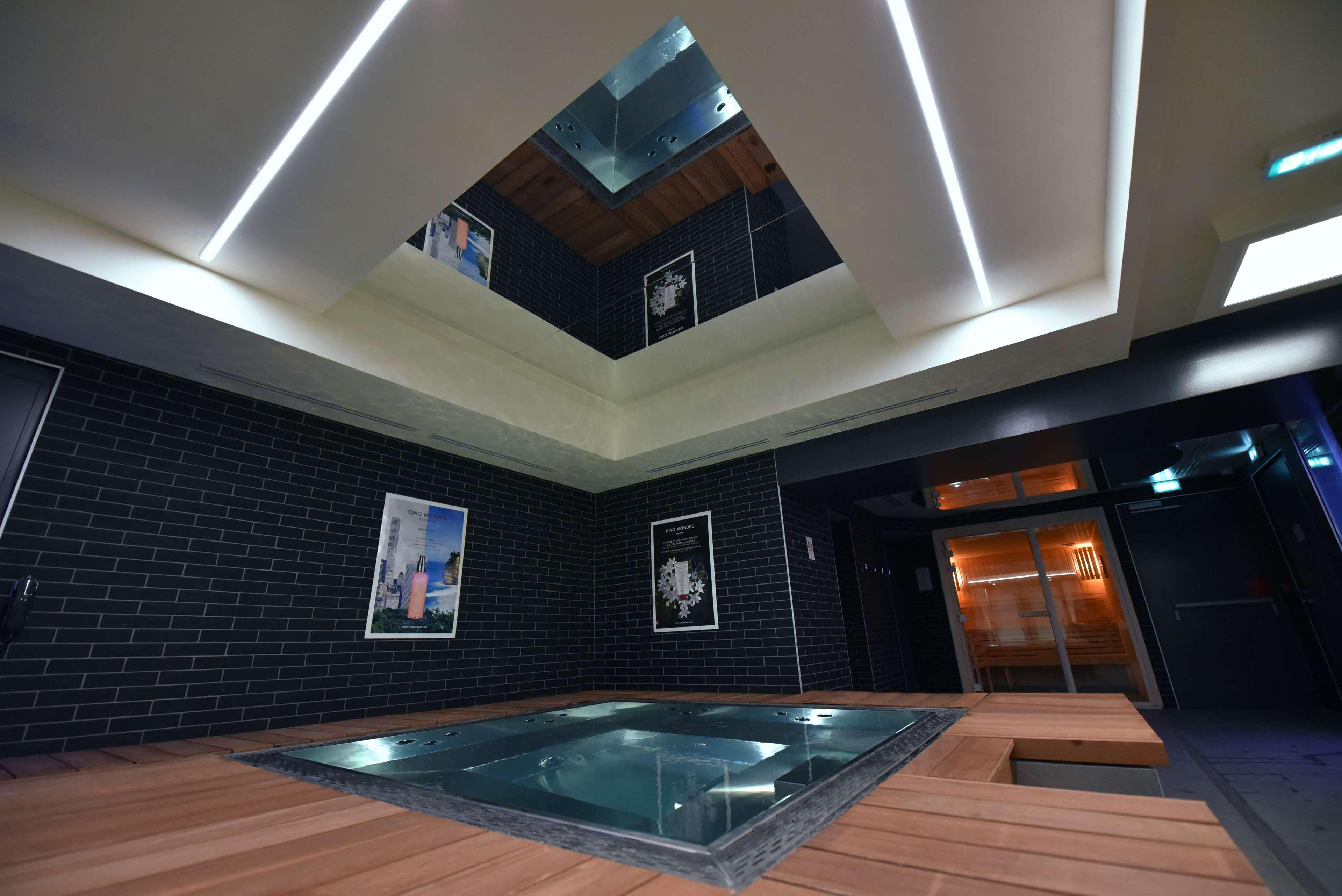 Kyriad Hotel Dijon Gare Экстерьер фото