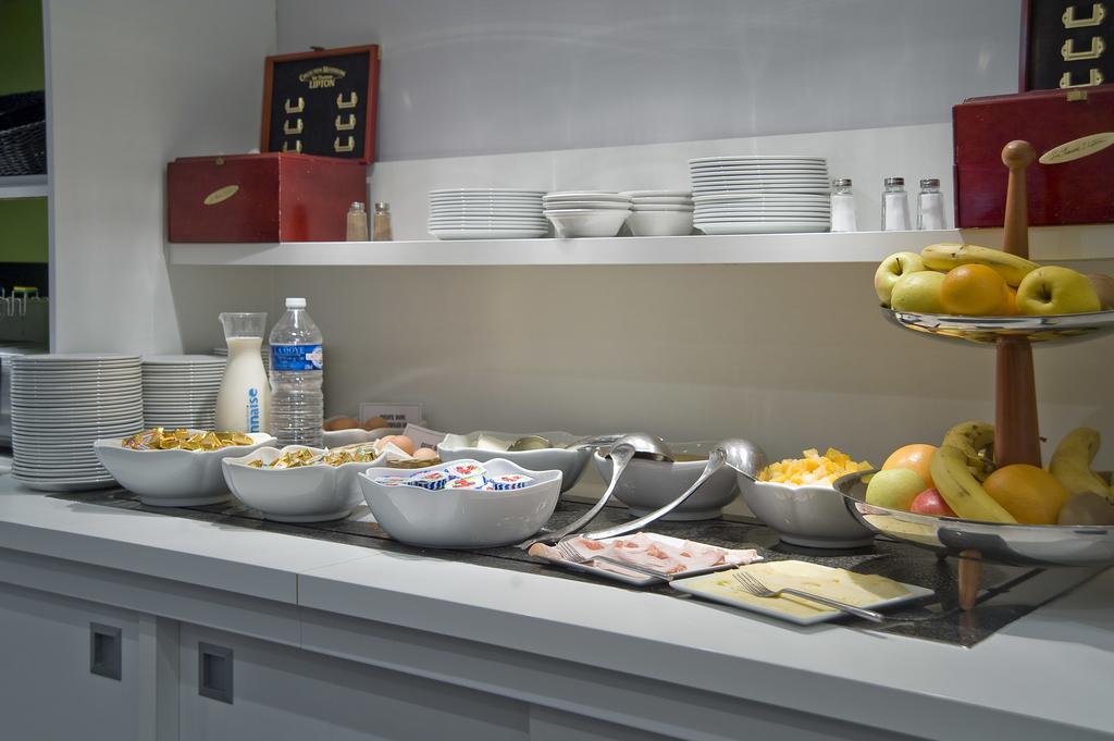 Kyriad Hotel Dijon Gare Экстерьер фото